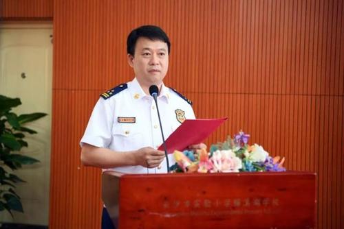 市消防救援支队支队长温国坤向长期以来关心和支持消防宣传教育工作的