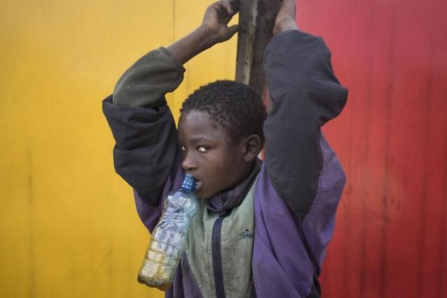 "末日之城"非洲肯尼亚:靠食用胶水续命,航天燃油也能嗨上天