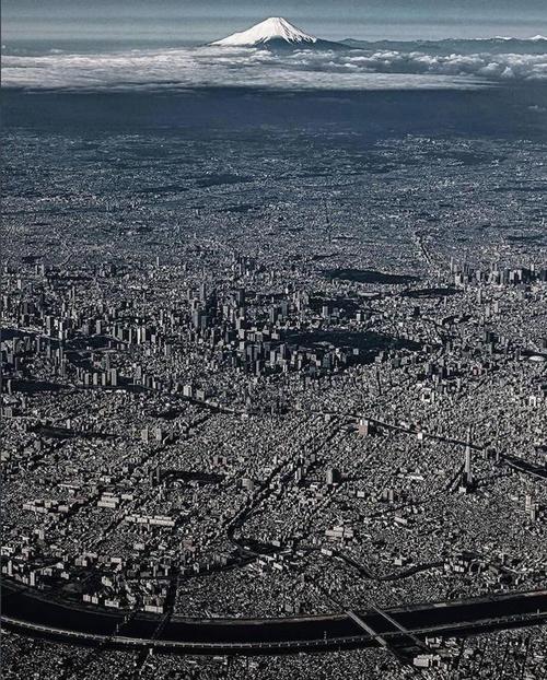 日本东京的俯视图,远处那就是富士山,相距80km