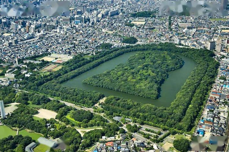 仁德天皇陵位于大阪府的第二大城市:堺市,是一座前方后圆的巨型陵墓