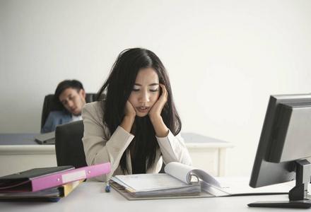 女性不高兴女实业家对办公室的工作压力很大, 不高兴.