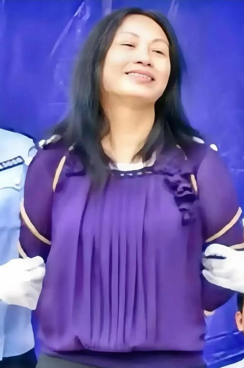 2012年,公审大会上,方瑞凤被五花大绑,然而她的脸上却洋溢着笑意,这种
