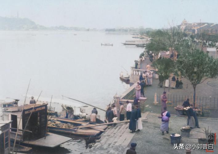1926年镜头下的杭州阳春四月的西湖水岳王庙前的黄包车夫