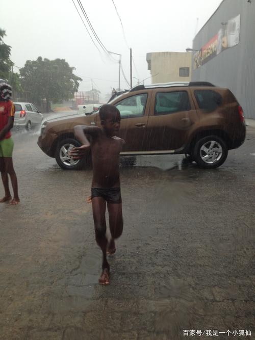 在非洲安哥拉的雨季里,看到3,5个黑人小孩子在雨水中嬉戏 245