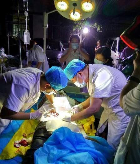医生们在医院大门外的坝子头搭起临时手术台,抢救伤者.