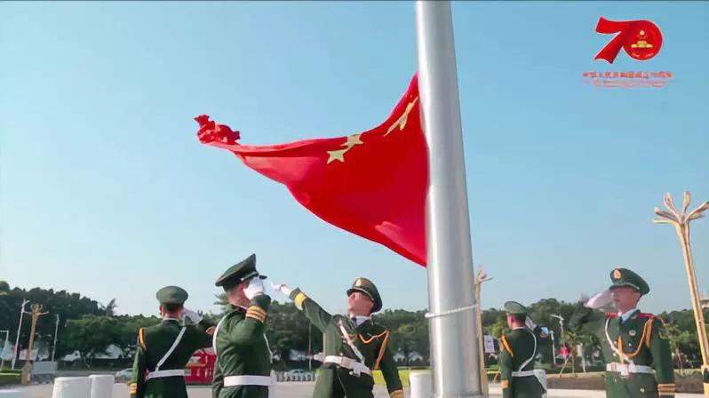 鲜艳的五星红旗记录着新中国70年的奋斗历程,手持一面国旗也成了市民