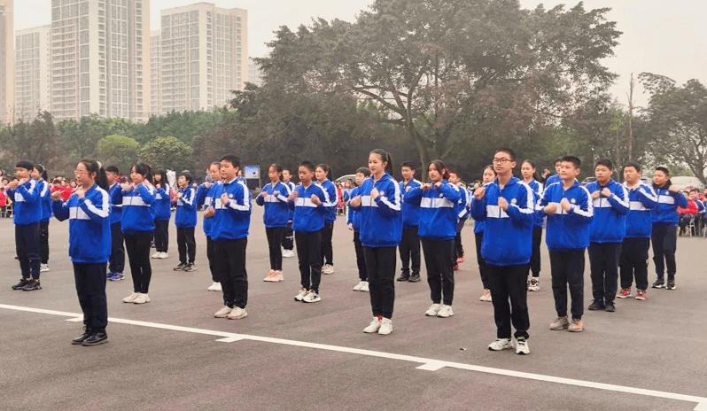重庆市铁路中学校九龙坡区天星桥中学的校服与大多数学校的校服风格