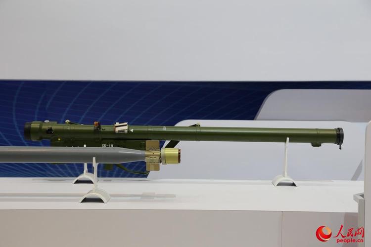 qw-2便携式防空导弹具有优秀的被动红外寻的能力,制导精度高.