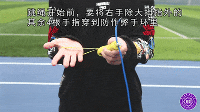 跳绳前要调节绳子的长度,使之与自身身高相匹配.绳长标准01