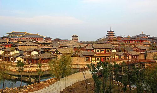 在唐朝,东西市是当时世界上数一数二的商贸中心,也是举世闻名的"丝绸