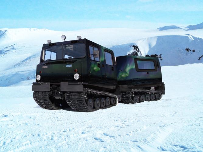 乘坐雪地履带车登上斯奈菲尔冰川.