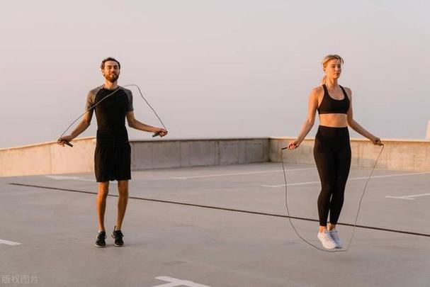 另外,跳绳训练需要进行热身运动和拉伸运动.