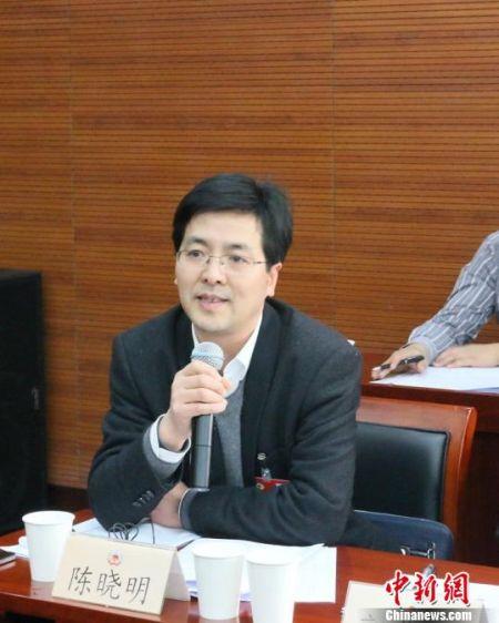 浙江省政协委员,浙江省统计局社会科技处处长陈晓明正在发言.