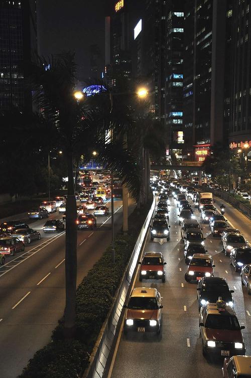 夜幕下的香港,车水马龙,人烟熙攘,灯光璀璨,五光十色.