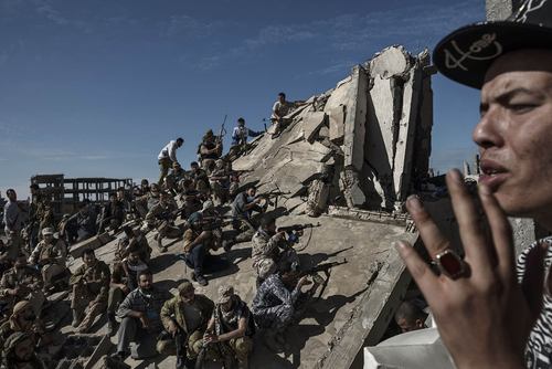 时事新闻类获奖作品:2016年11月,利比亚政府军正在与isis武装部队对峙