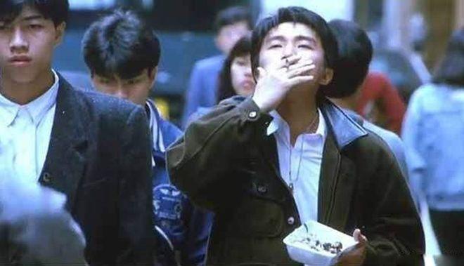 他就是喜剧之王周星驰,这个抽烟的动作出自于电影《咖喱辣椒》,影片中