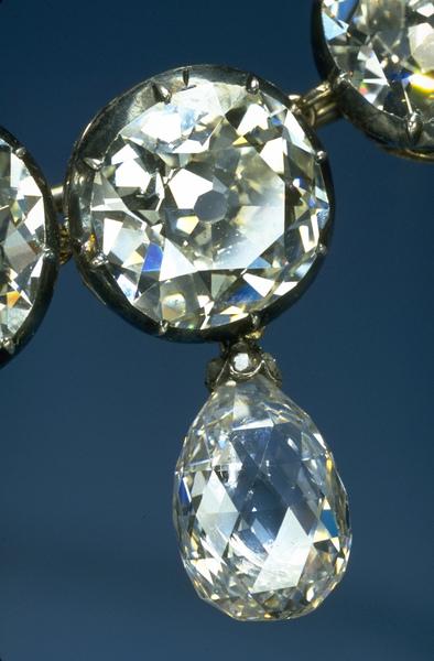 12颗玫瑰切工钻石装饰的briolette钻
