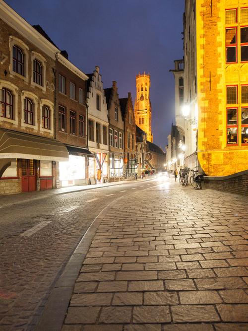 街道和照亮的历史悠久的市中心与贝尔福大厦,比利时,欧洲图片素材