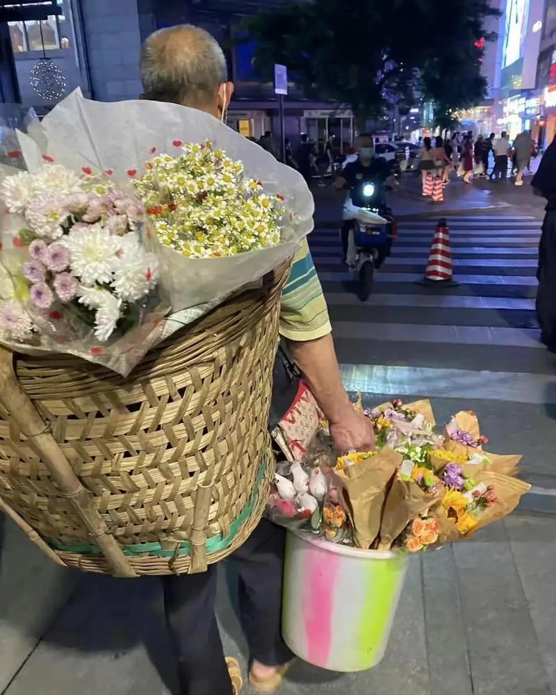 街头 #摆摊卖花 #一束花的仪式感 #老一辈的爱情 #人间 - 抖音