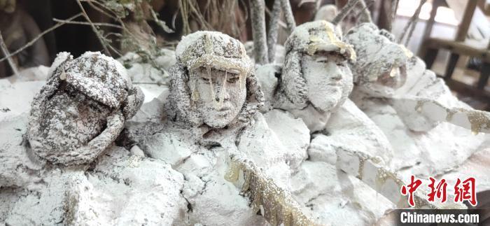 纪念抗美援朝70周年 济南非遗传承人用泥塑还原"冰雕连"