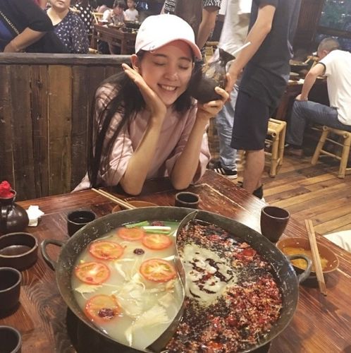 欧阳娜娜超级喜欢重庆,并晒出吃火锅的照片.