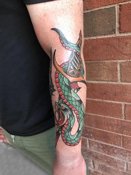 男生手臂上彩绘水彩素描创意霸气蛇纹身图案