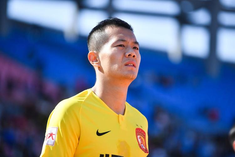 东体黄博文转型做教练他踢不动了曾希望儿子踢足球