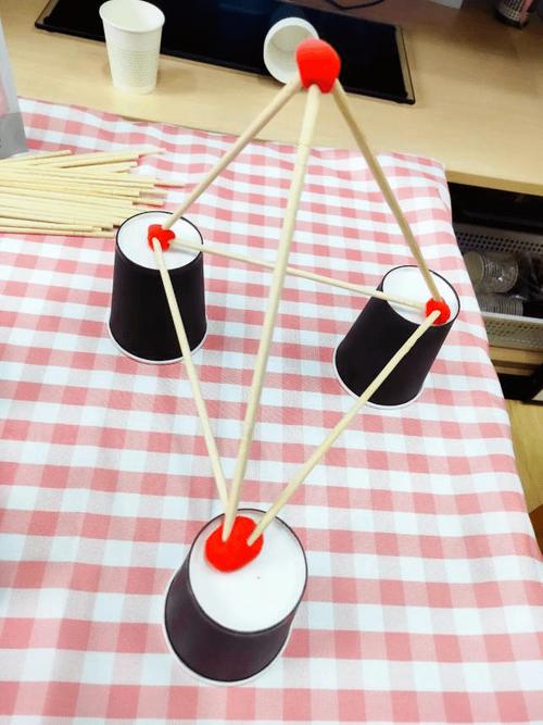 自主游戏当孩子们在科学区做筷子的承重实验时有了新想法:"筷子能承受