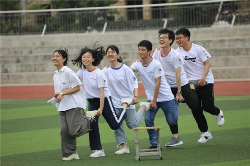 湖南省永州市道县一中高三学生参加单腿跳游戏.