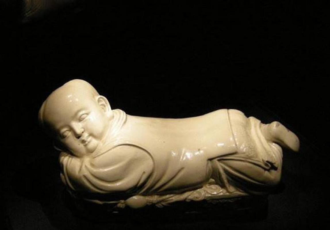 定窑孩儿枕,现收藏于北京故宫博物馆.