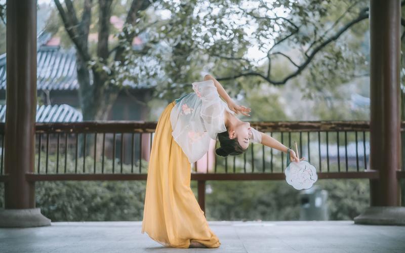 简单古风舞蹈《春三月》,零基础入门古典舞-【单色舞蹈】(武汉)中国舞