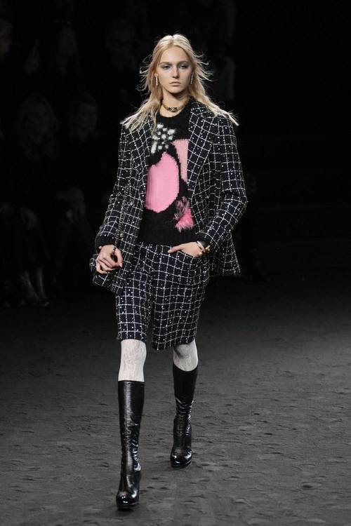 模特在法国巴黎时装周上展示香奈儿品牌的2023-2024秋冬新款服装