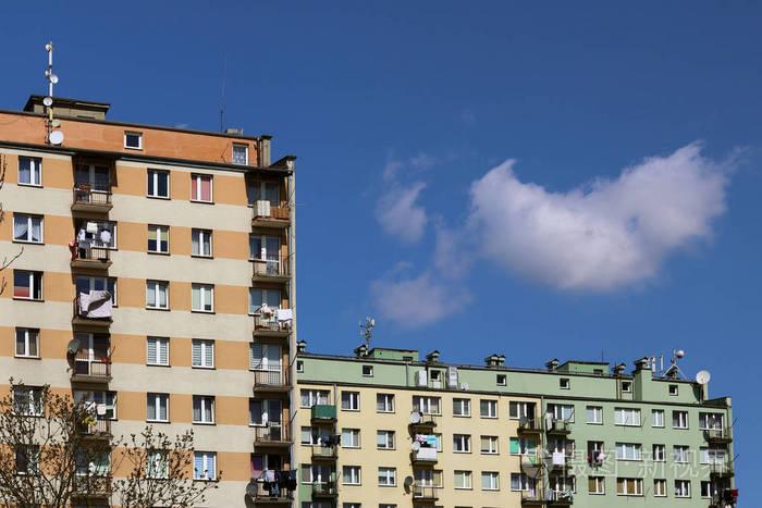 苏联后期的建筑. 现代城市五颜六色的建筑. 住宅是一个铁砧.