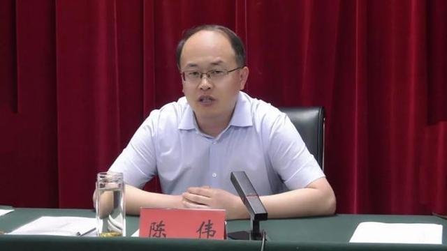 县委书记陈伟出席会议并讲话,县委副书记刘立辉主持会议.