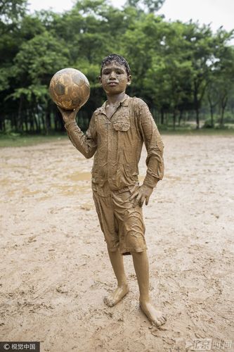 孟加拉少年泥地踢足球 泥浆裹身嗨翻了