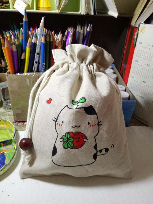 吃草莓的可爱小猫手绘小布袋过程图