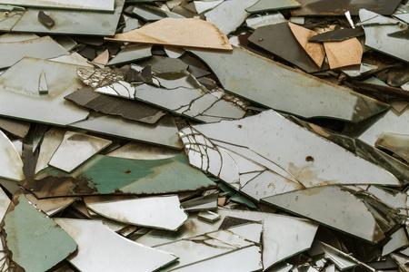垃圾场里有一大堆破碎的玻璃碎片.