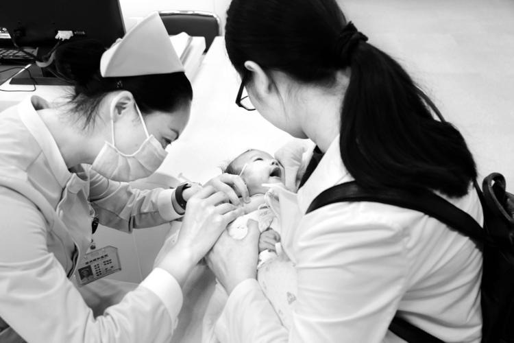 郑州颐和医院预防接种门诊内,一个宝宝正在接种疫苗. 邢 璐/摄