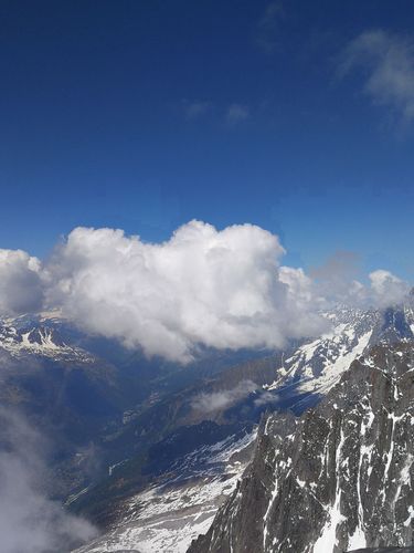 勃朗峰是阿尔卑斯山的最高峰,海拔4810米,位于法国的上萨瓦省和意大利