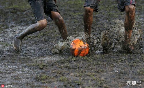 巴西足球少年日常 下过大雨后的泥潭中来脚世界波