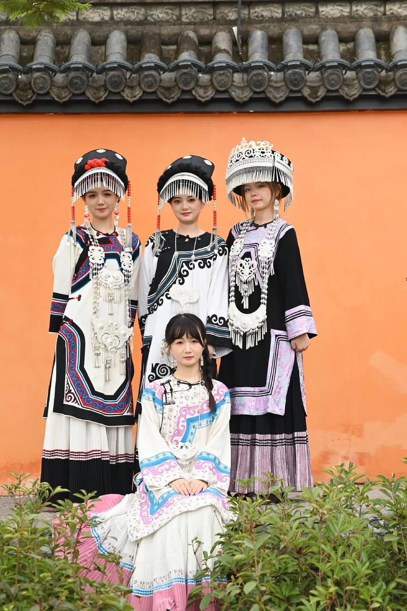 彝族服装,端庄优雅大气!彝族,是一个把自己的文化穿戴在身上的 - 抖音