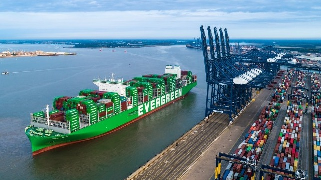世界上最大的集装箱船ever ace首次停靠英国最大的集装箱港口费利克斯