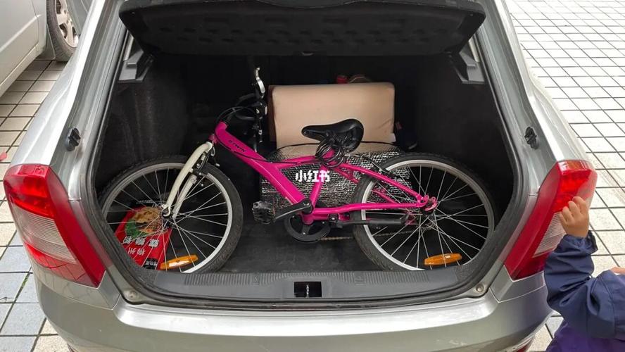 迪卡农的20寸自行车放进后备箱很轻松
