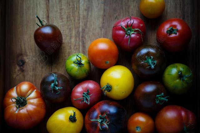 彩色食物蔬菜不同颜色大小的番茄食物蔬菜食材背景图片