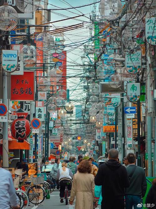 漫步在日本的街道上,你会发现一个不可思议的现象——电线杆密密