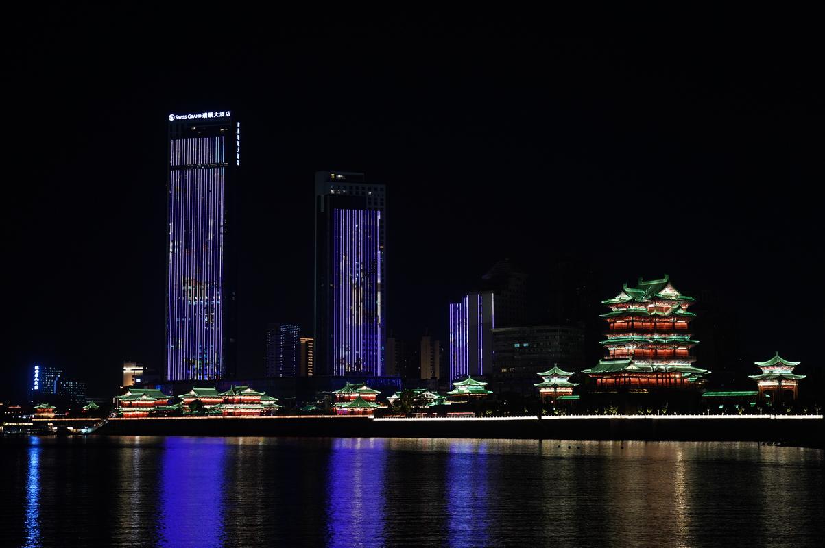 这是江西南昌赣江畔上演的灯光秀(8月6日摄).