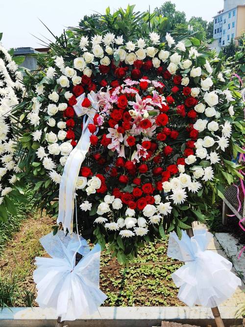 花圈在殡葬文化中的意义悼念死者花圈是由鲜花等所制作的环形祭奠物品