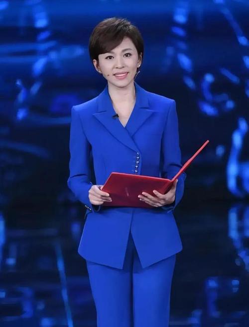 央视第一美女主持人李梓萌转战直播带货惊艳互联网
