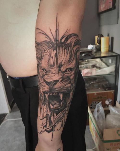 狮子纹身图片_手臂点刺纹身图案