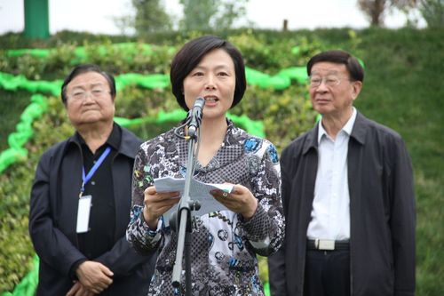 枣庄市政府副秘书长张红卫在文化旅游节启动仪式上讲话